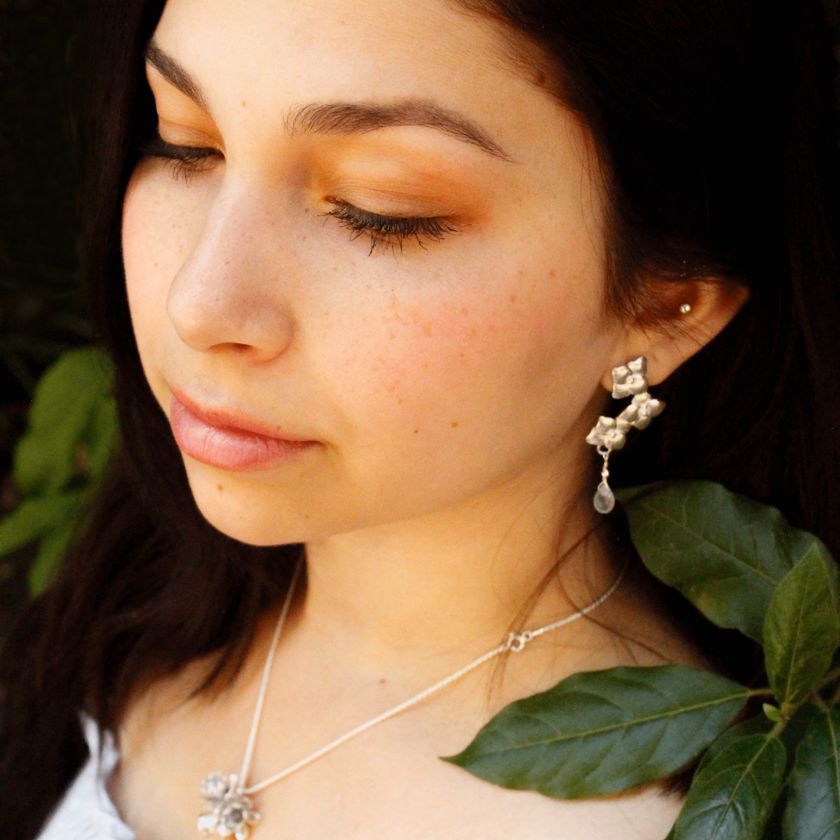 Aros Hortensia con topacio facetado