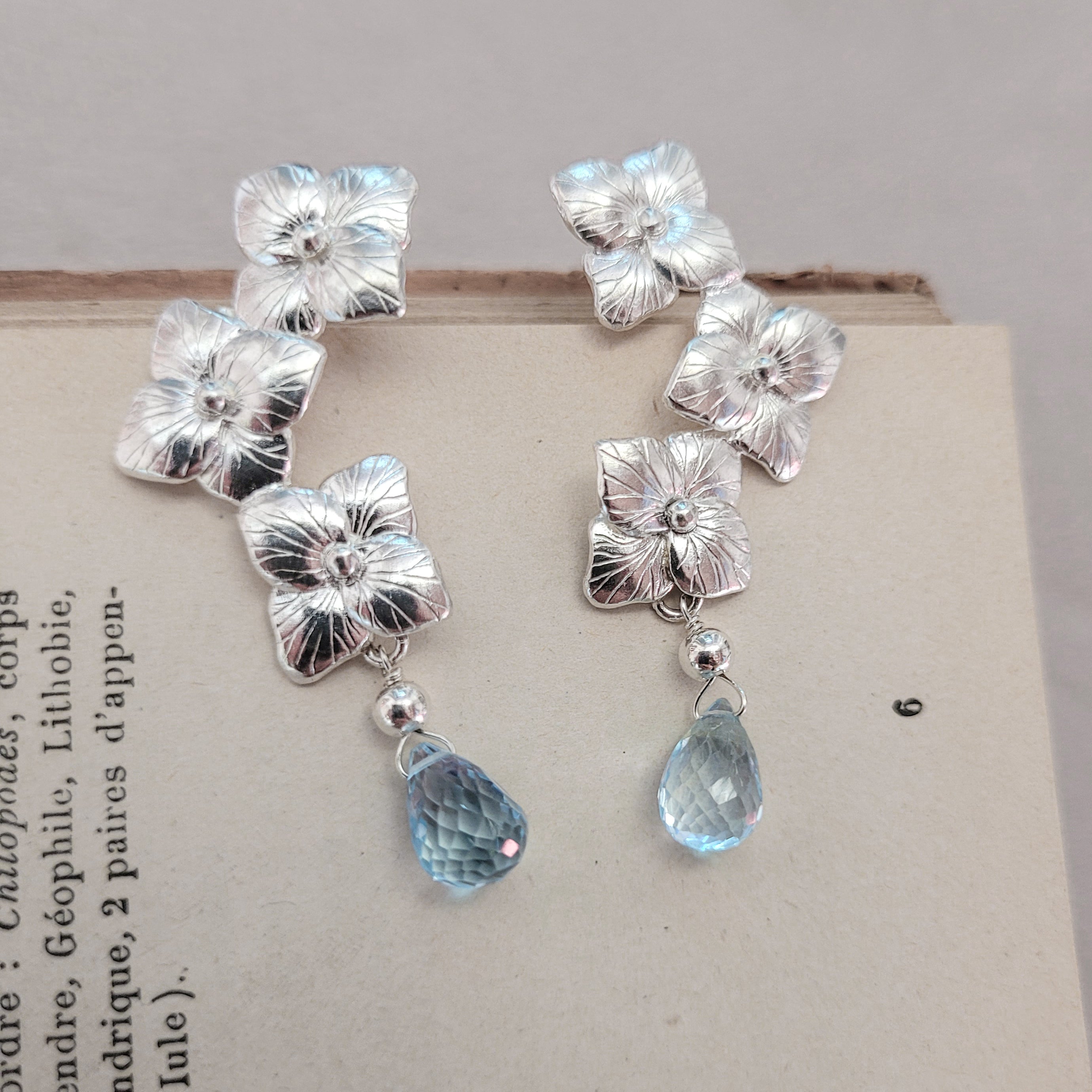 Aros Hortensia con topacio facetado