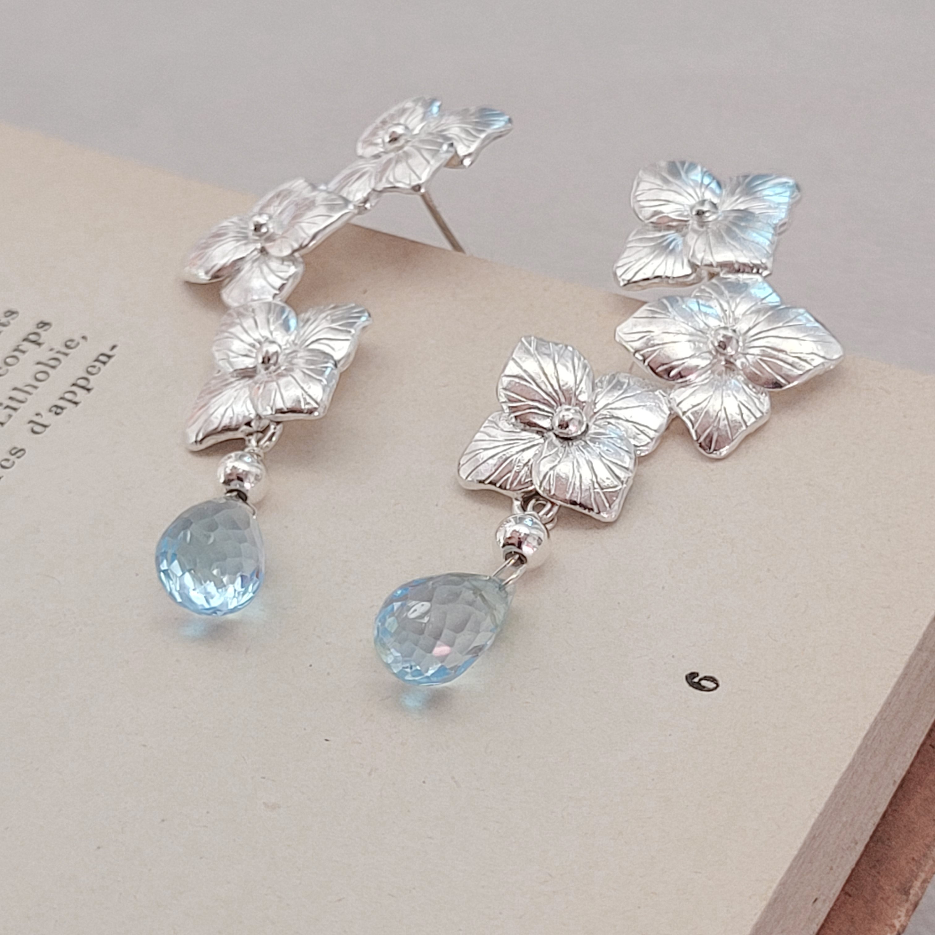 Aros Hortensia con topacio facetado